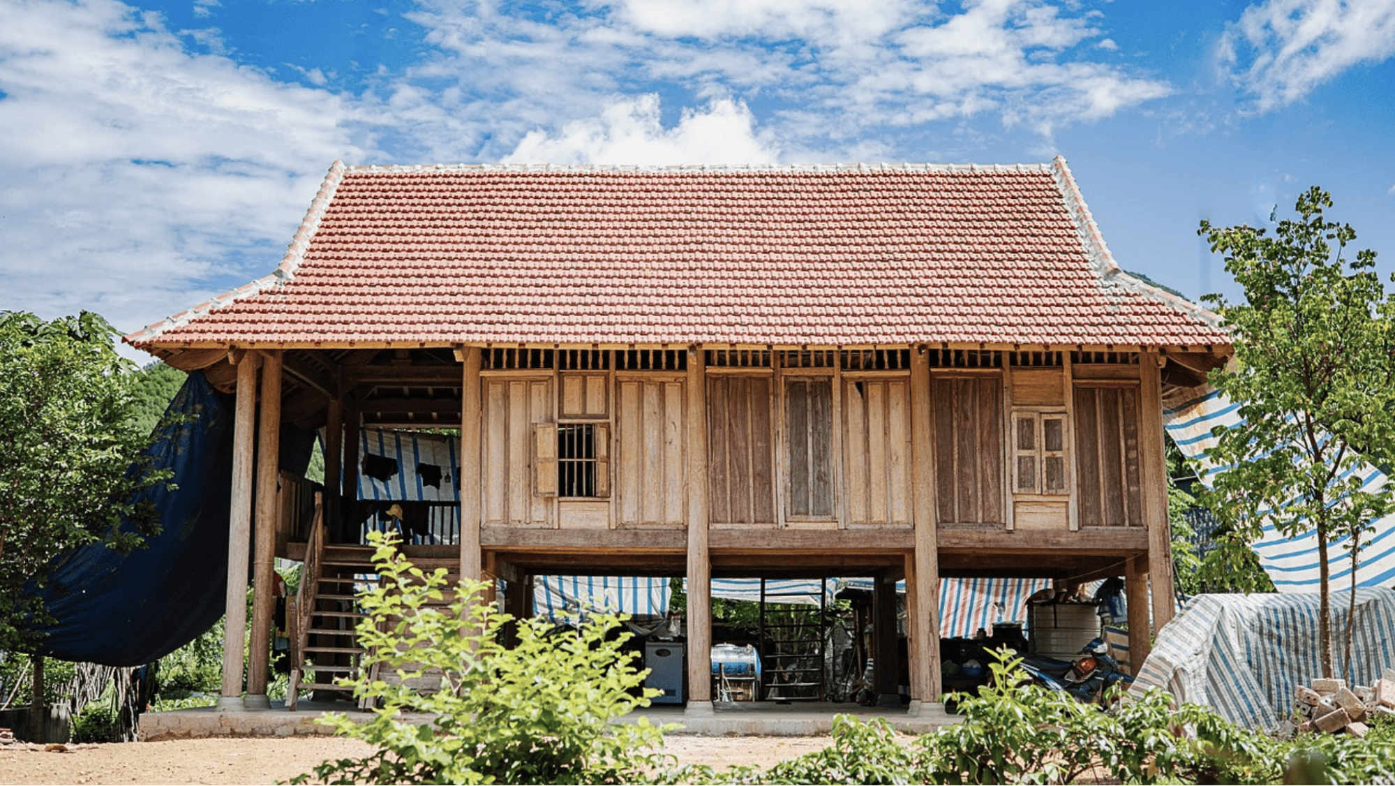 Nhà sàn theo phong cách truyền thống đẹp, đơn giản